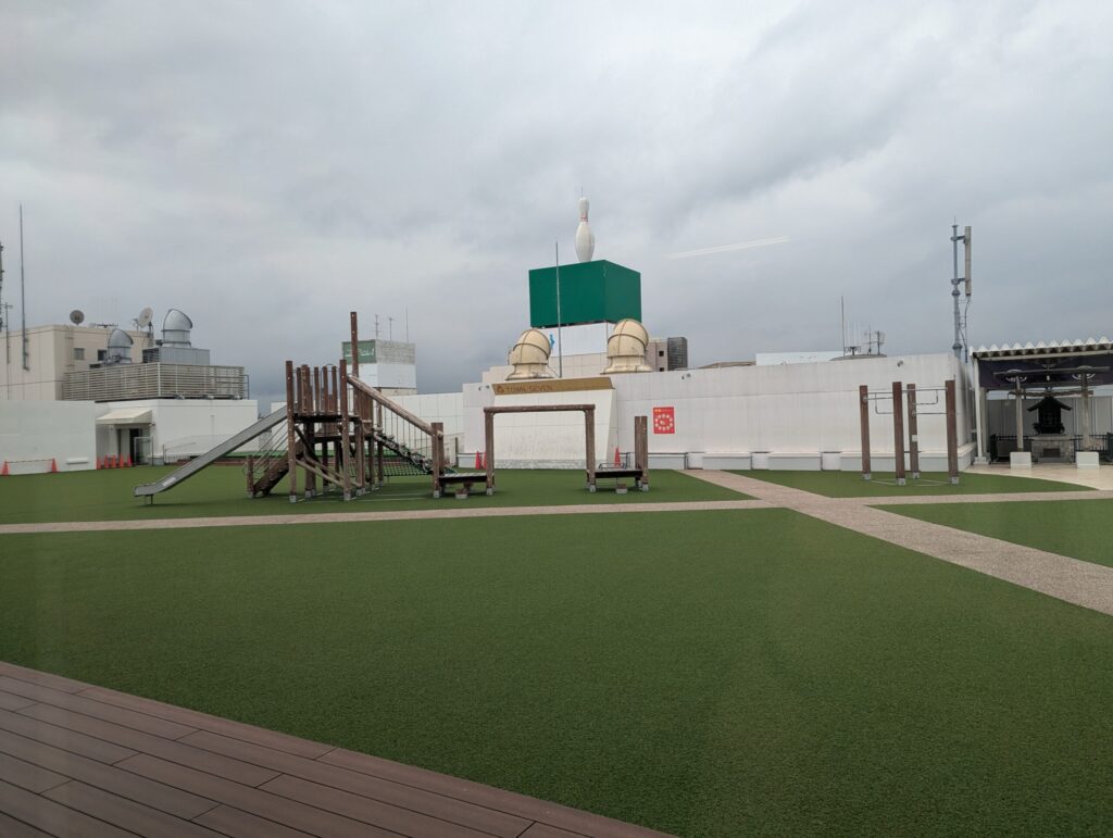 あおぞらパーク屋上全景・芝生と遊具エリア