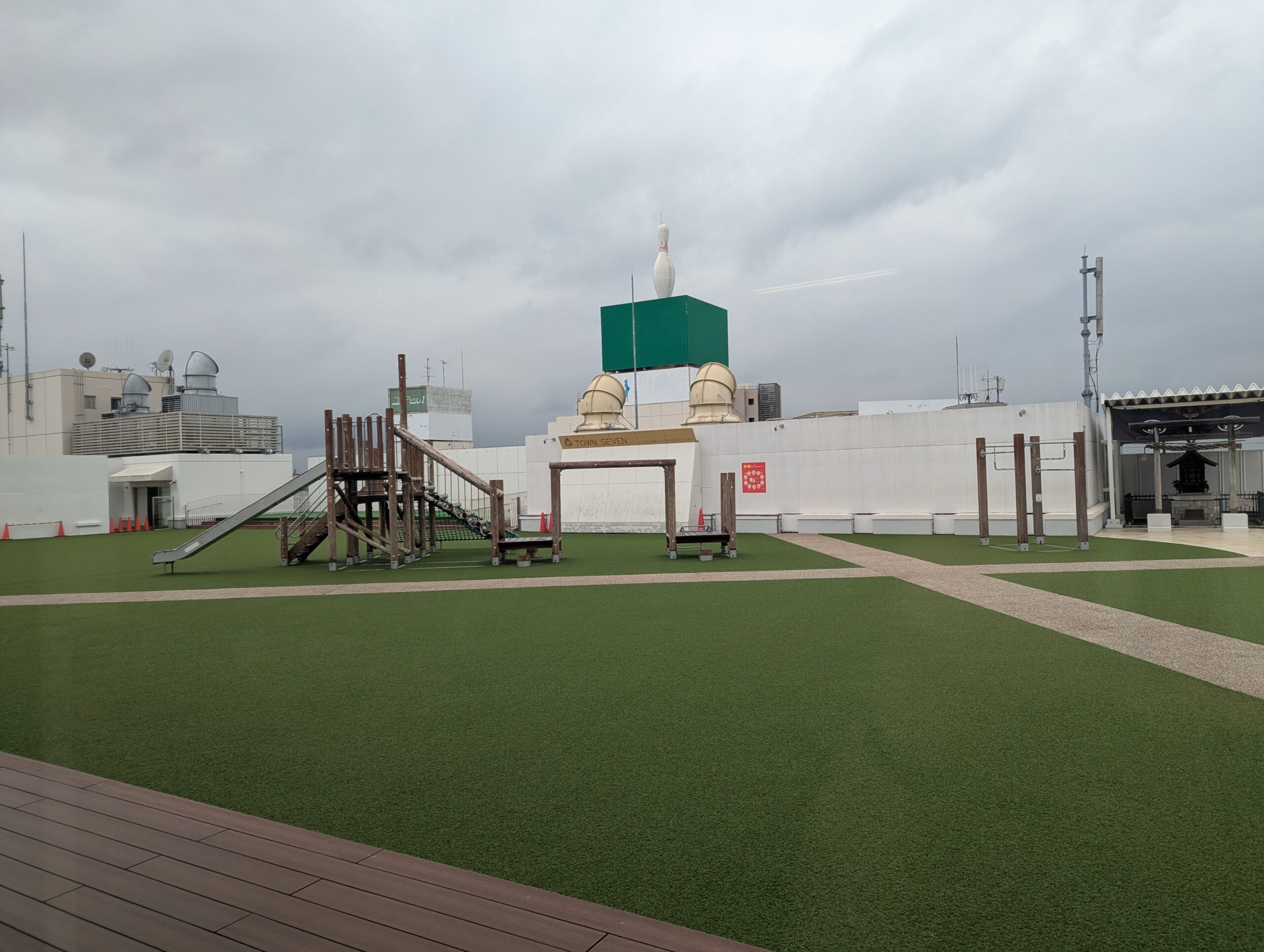 あおぞらパーク屋上全景・芝生と遊具エリア